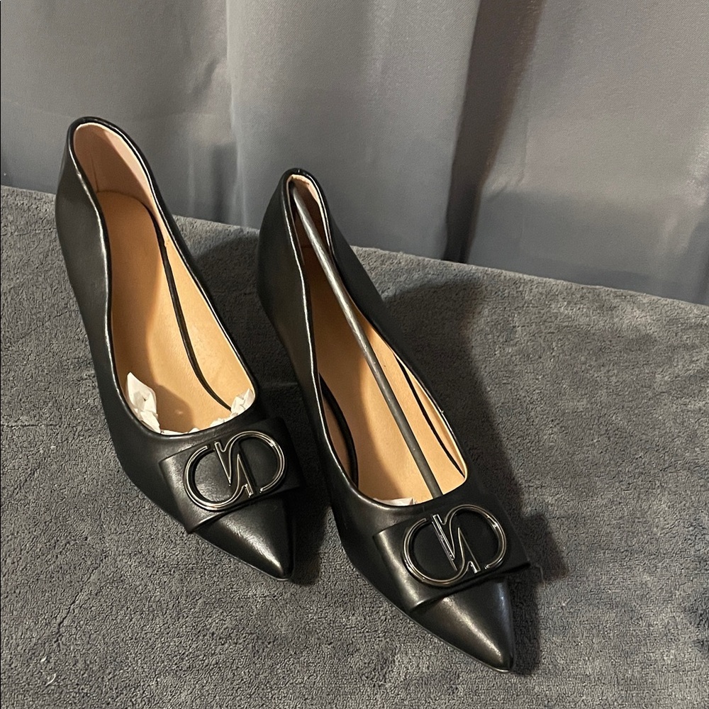 Chic Black Women's Heels with Accent